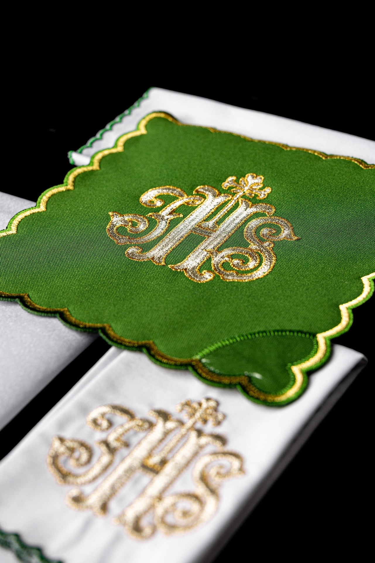 Lino de cáliz bordado IHS verde palka