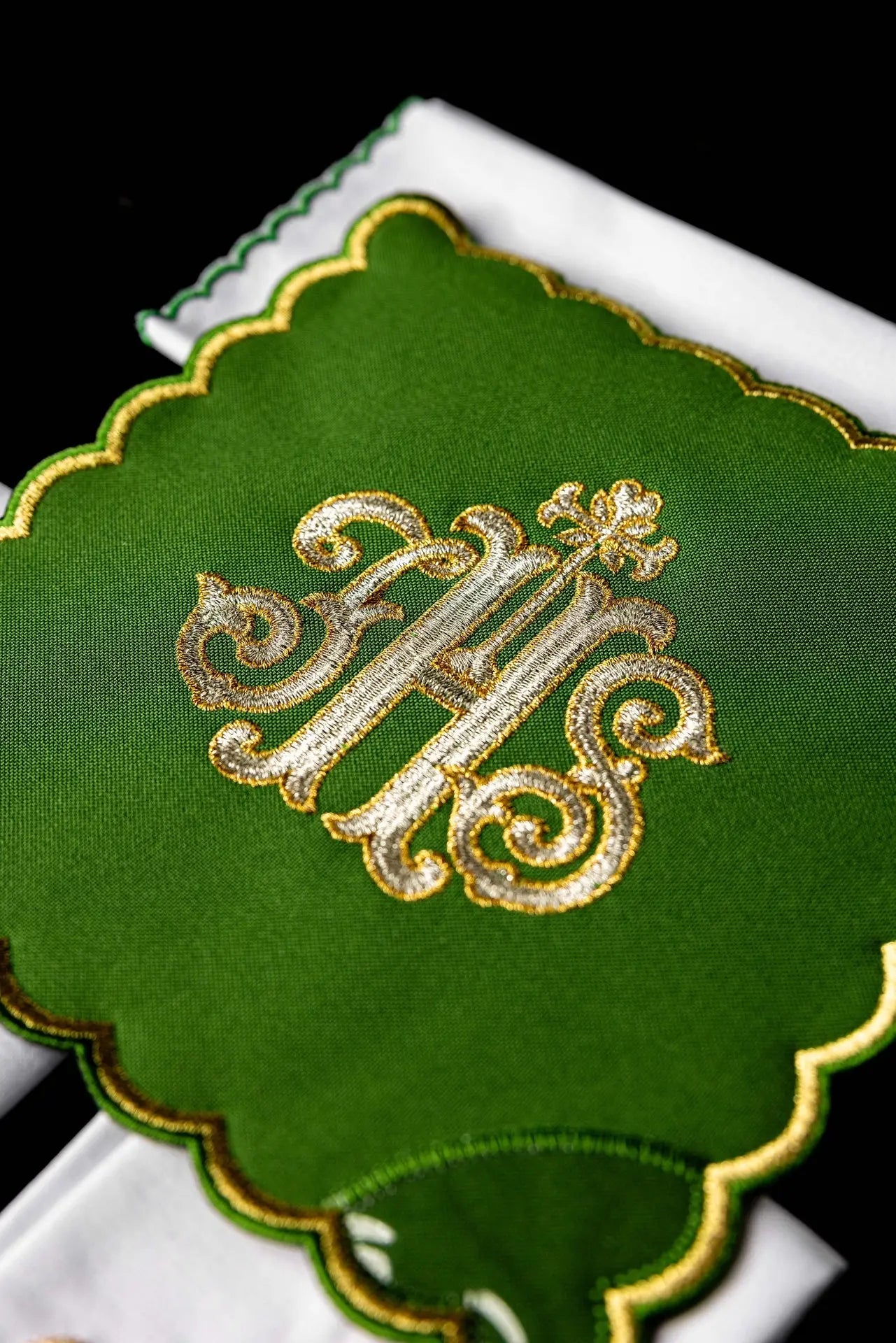 Lino de cáliz bordado IHS verde palka