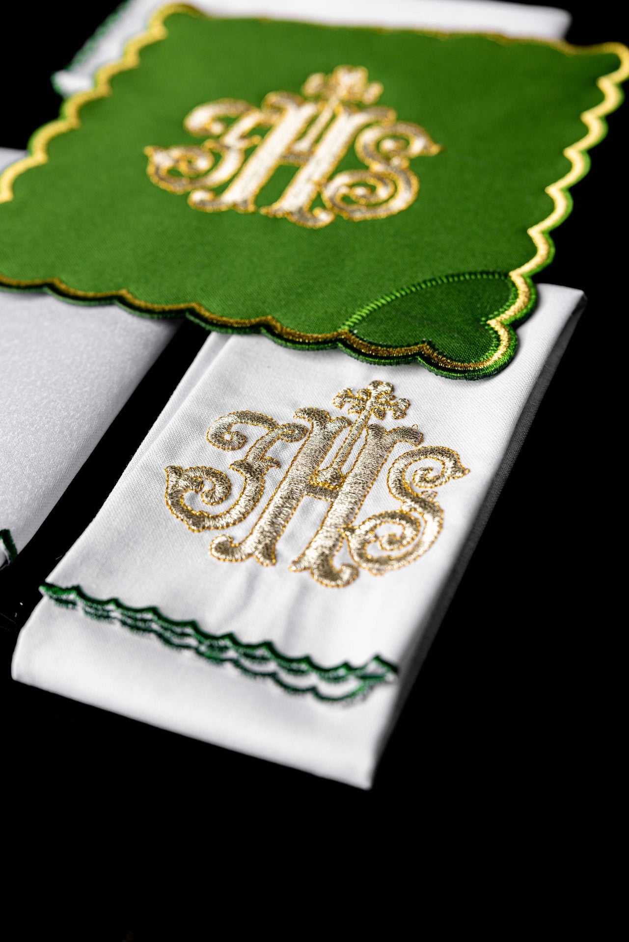 Bielizna kielichowa haftowana IHS zielona palka - ORNATY.PL