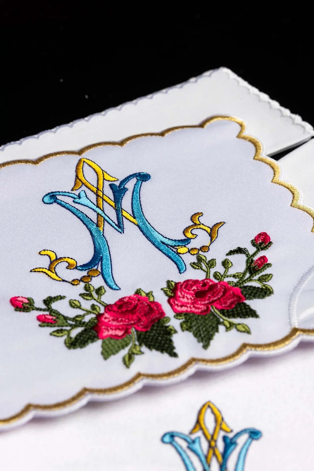 Lencería de cáliz con bordado mariano colorido