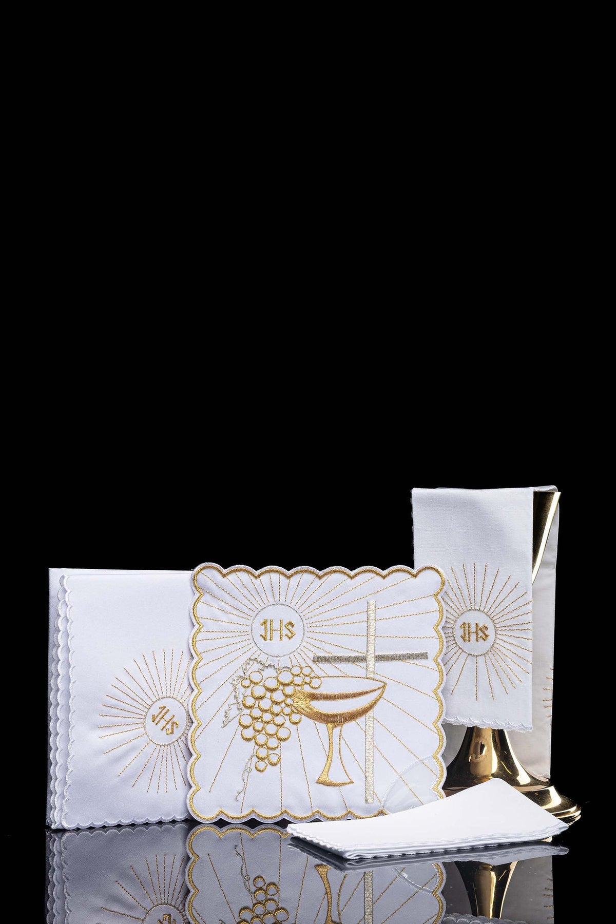 Lencería de cáliz con bordado de cáliz dorado y cruz