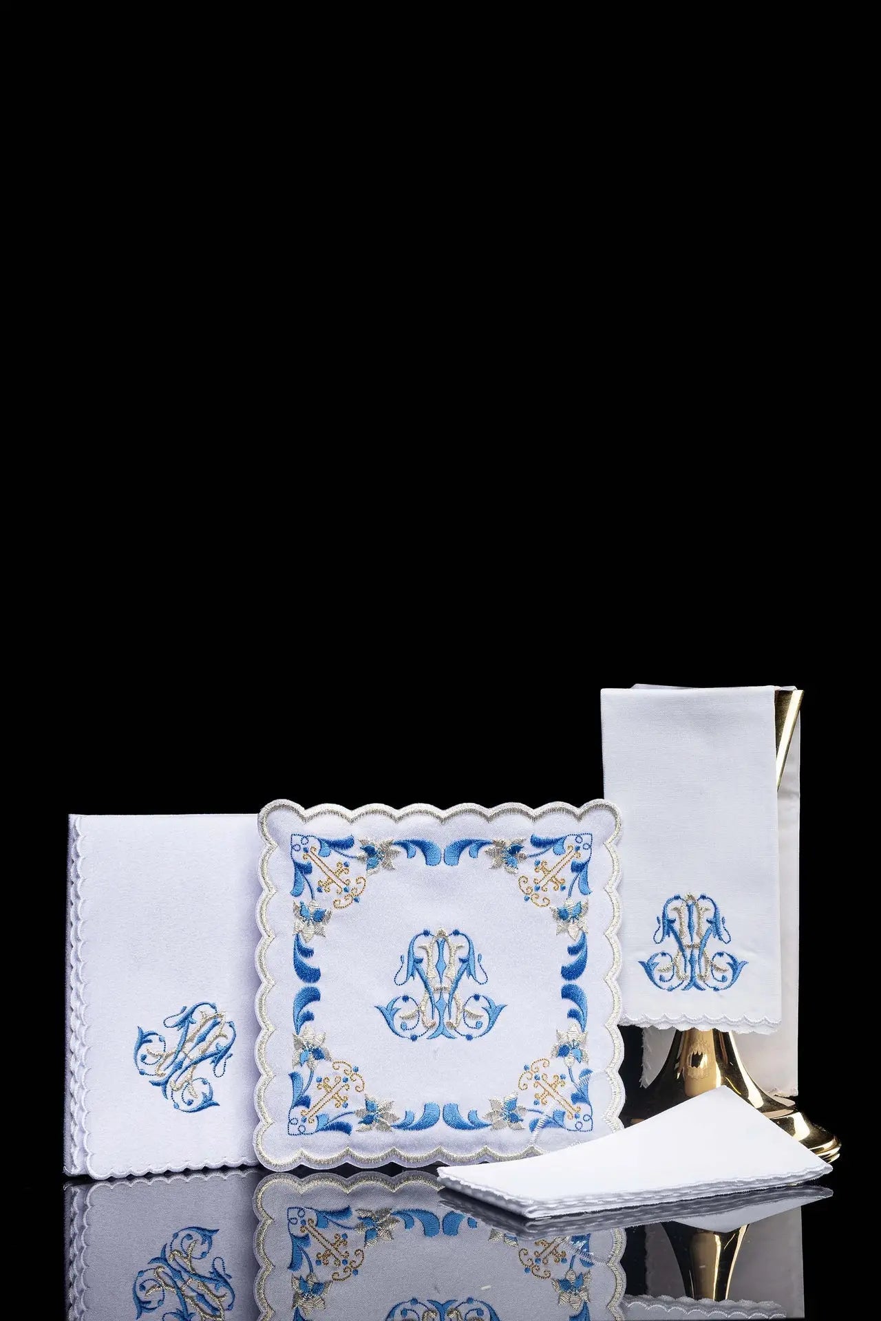 Lencería de cáliz con ribete azul y bordado mariano