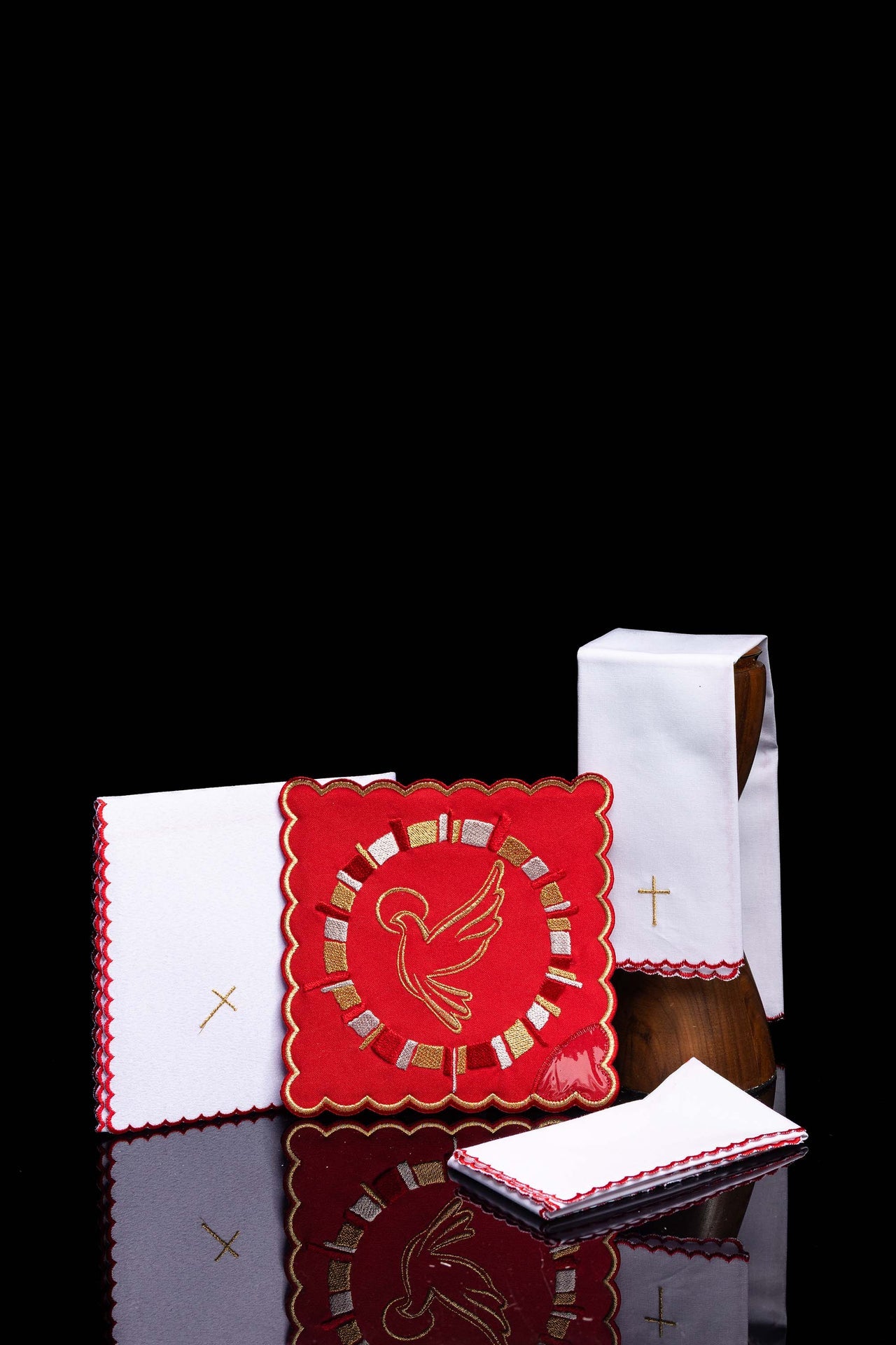 Czerwona bielizna kielichowa z haftem Ducha Świętego - ORNATY.PL