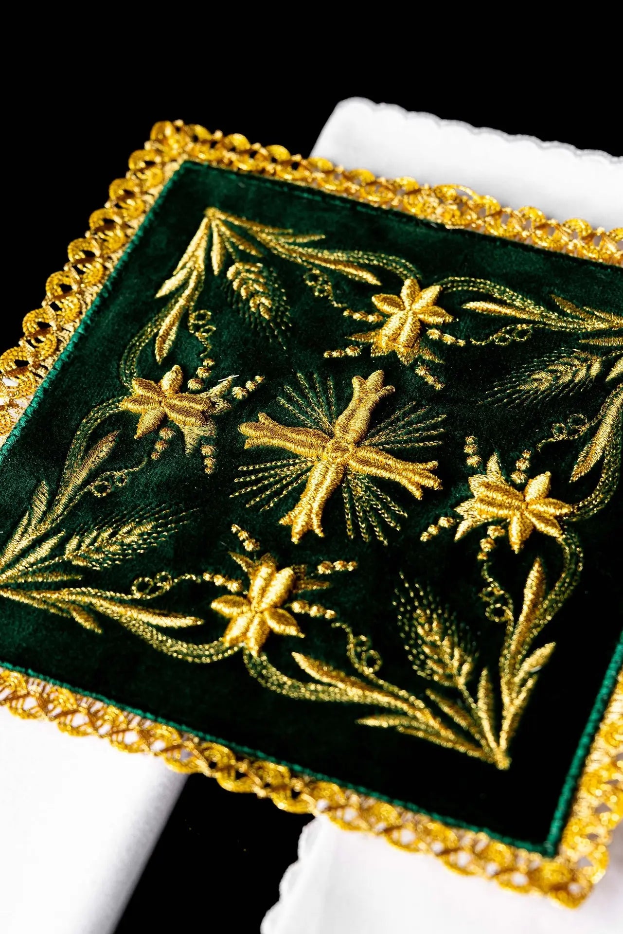 Lino de cáliz de terciopelo bordado verde