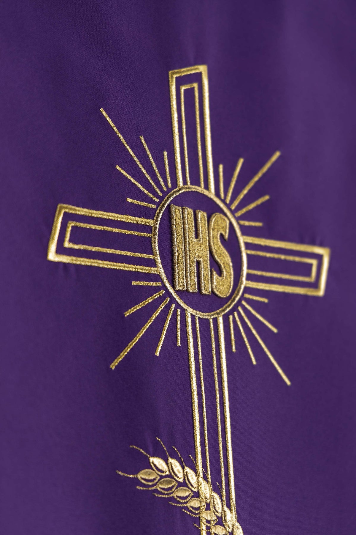 Paño de ambón morado con Cruz, IHS y bordado de espigas de trigo