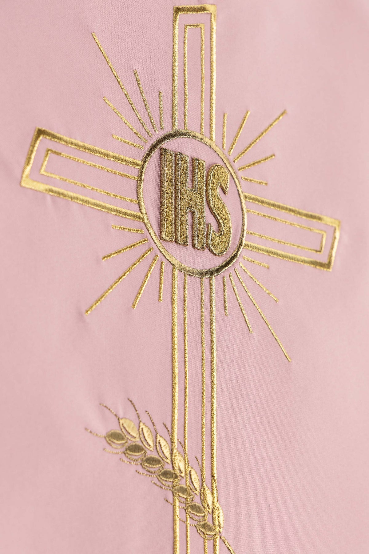 Paño de ambón rosa con Cruz de IHS y bordado de espigas de trigo