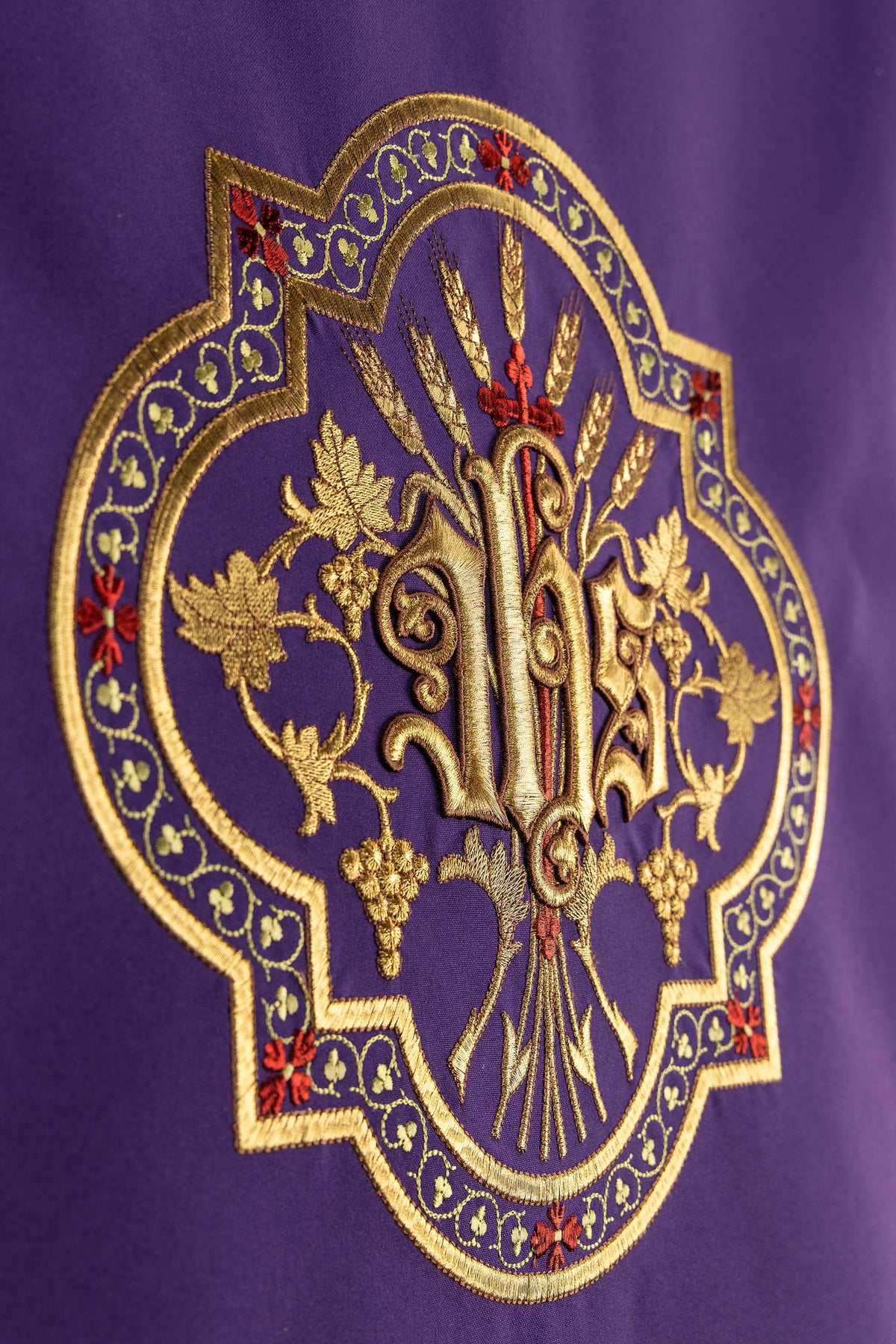 Paño de ambón morado con bordado de IHS