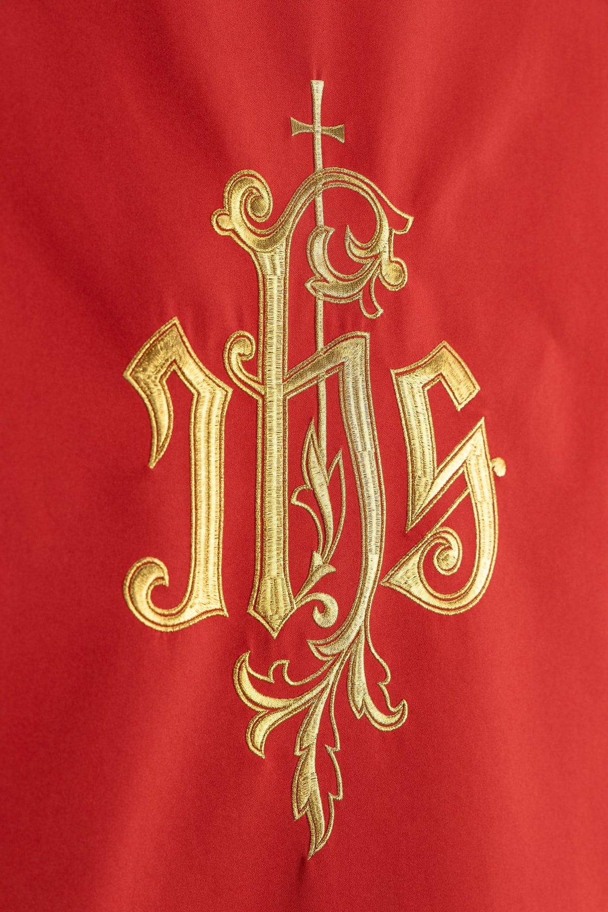 Paño de ambón rojo con Bordado IHS