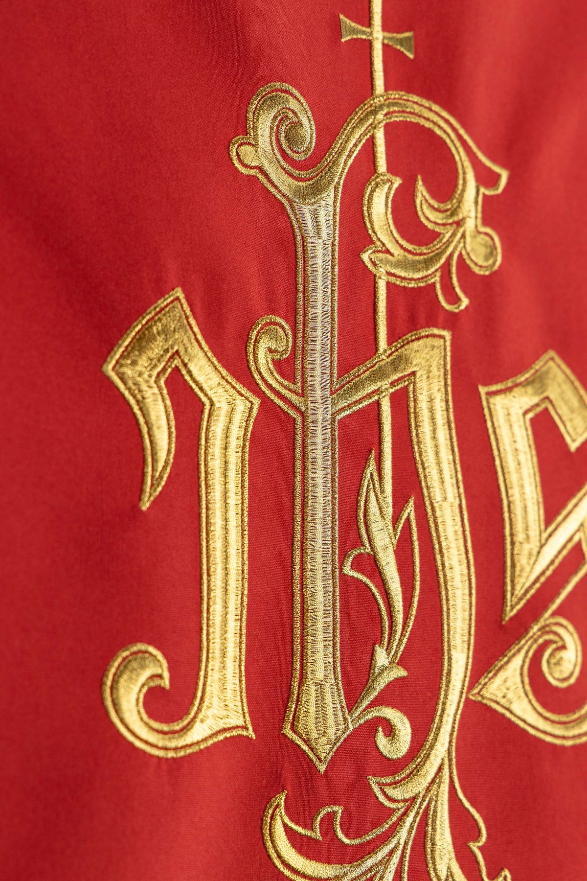 Paño de ambón rojo con Bordado IHS
