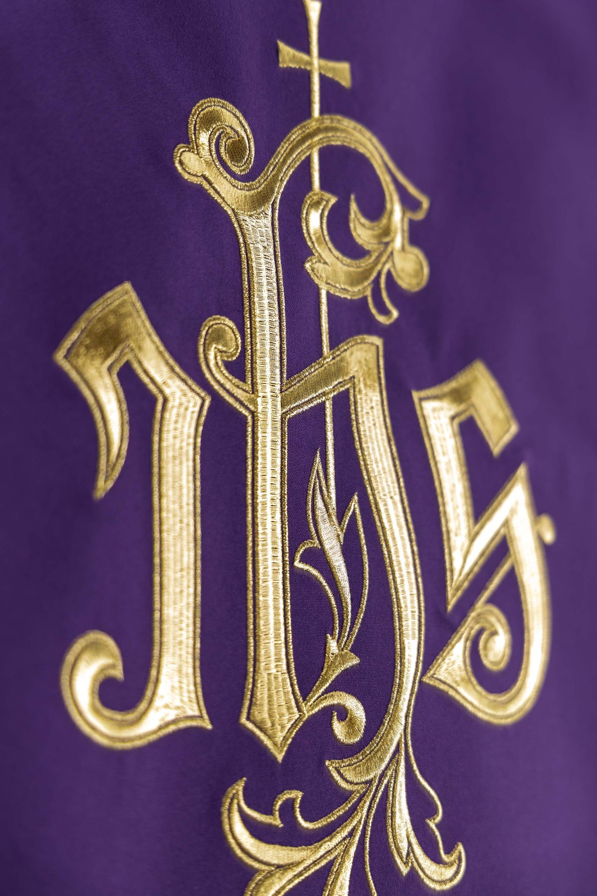 Paño de ambón morado con Bordado IHS