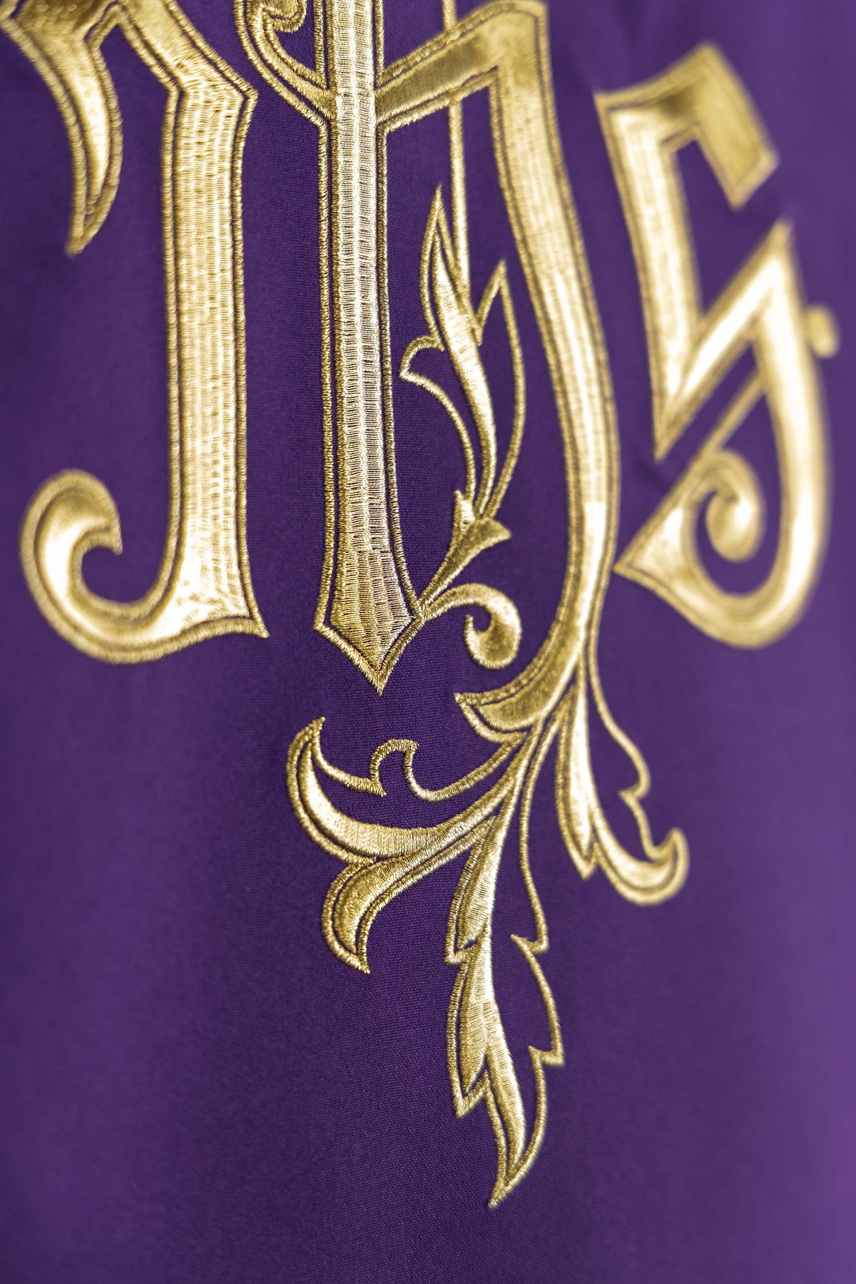 Paño de ambón morado con Bordado IHS