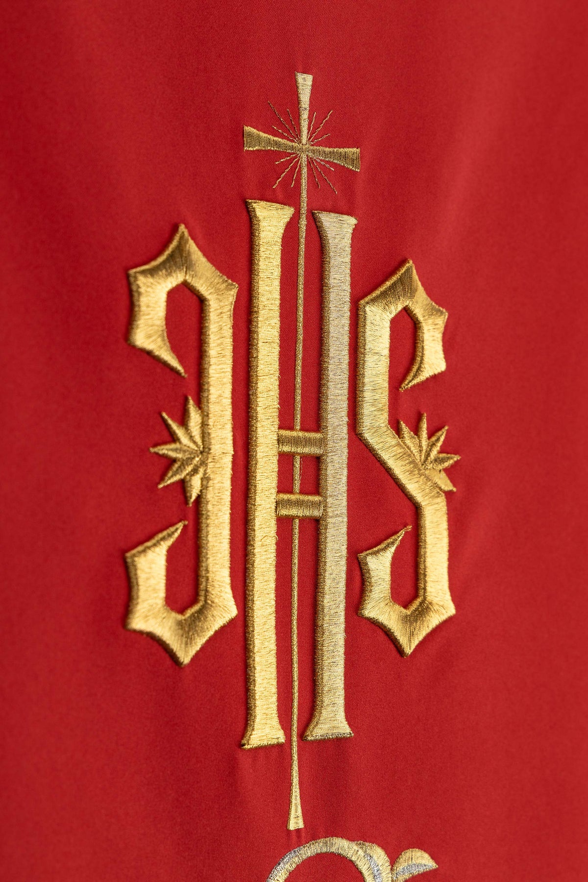 Paño de ambón rojo con IHS y Bordado floral