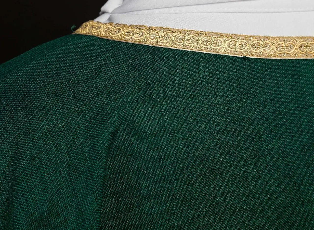Casulla litúrgica verde con bordado dorado IHS