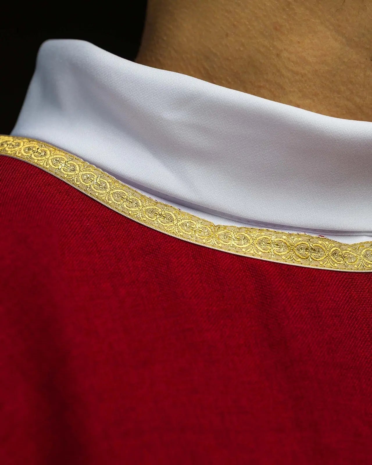 Casulla litúrgica roja con bordado dorado IHS