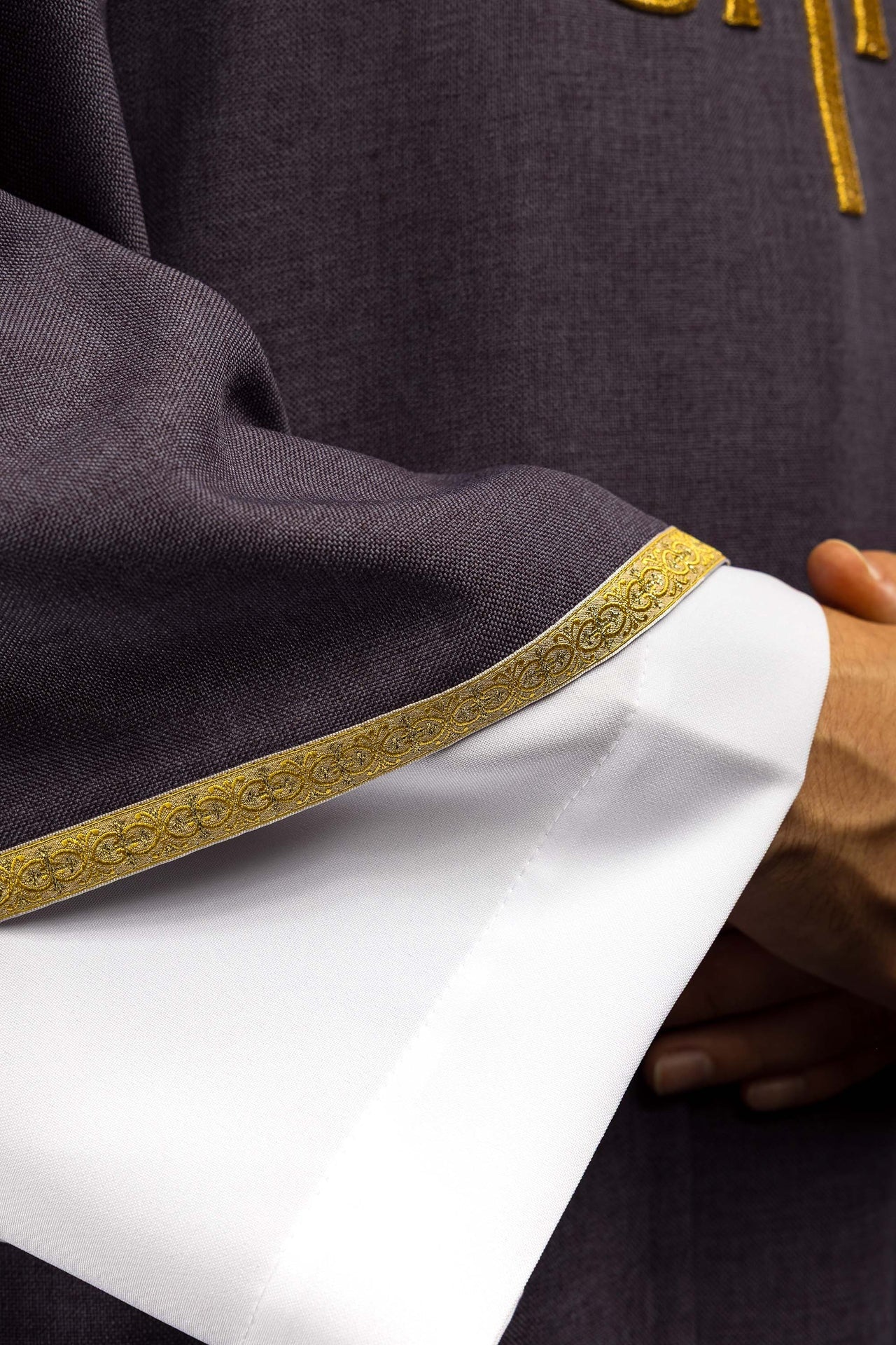 Ornamento litúrgico morado con bordado dorado IHS