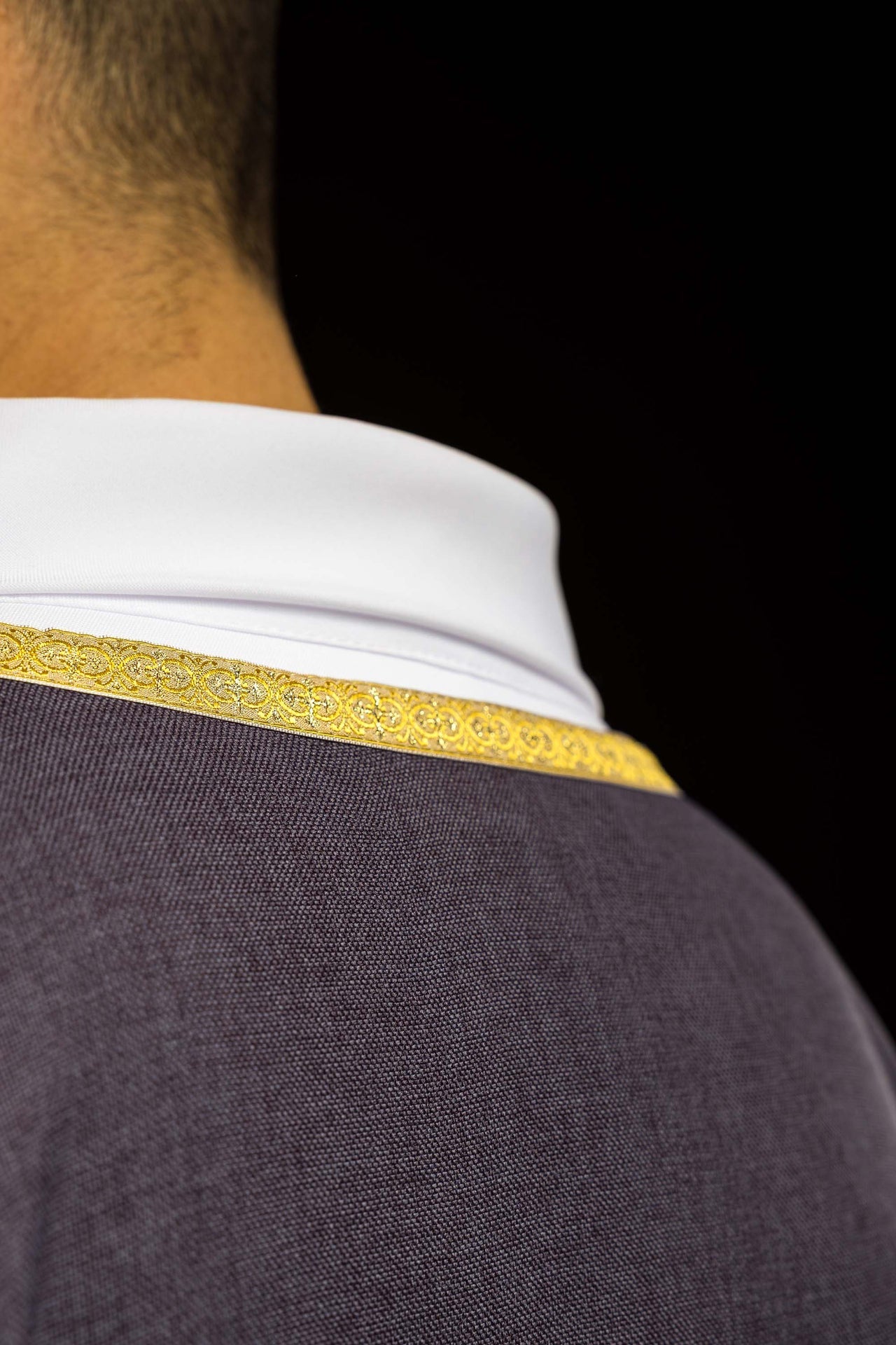 Ornamento litúrgico morado con bordado dorado IHS