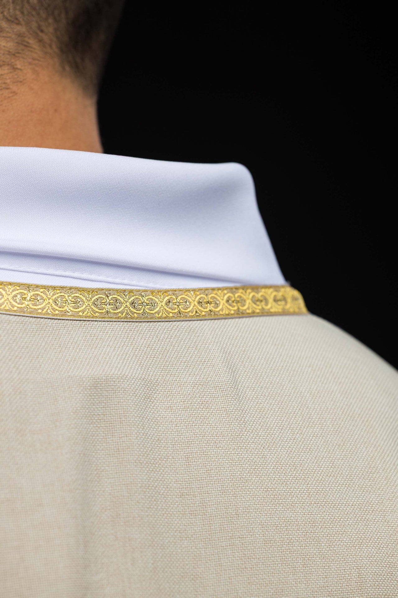 Ornal litúrgico ecru con bordado dorado IHS