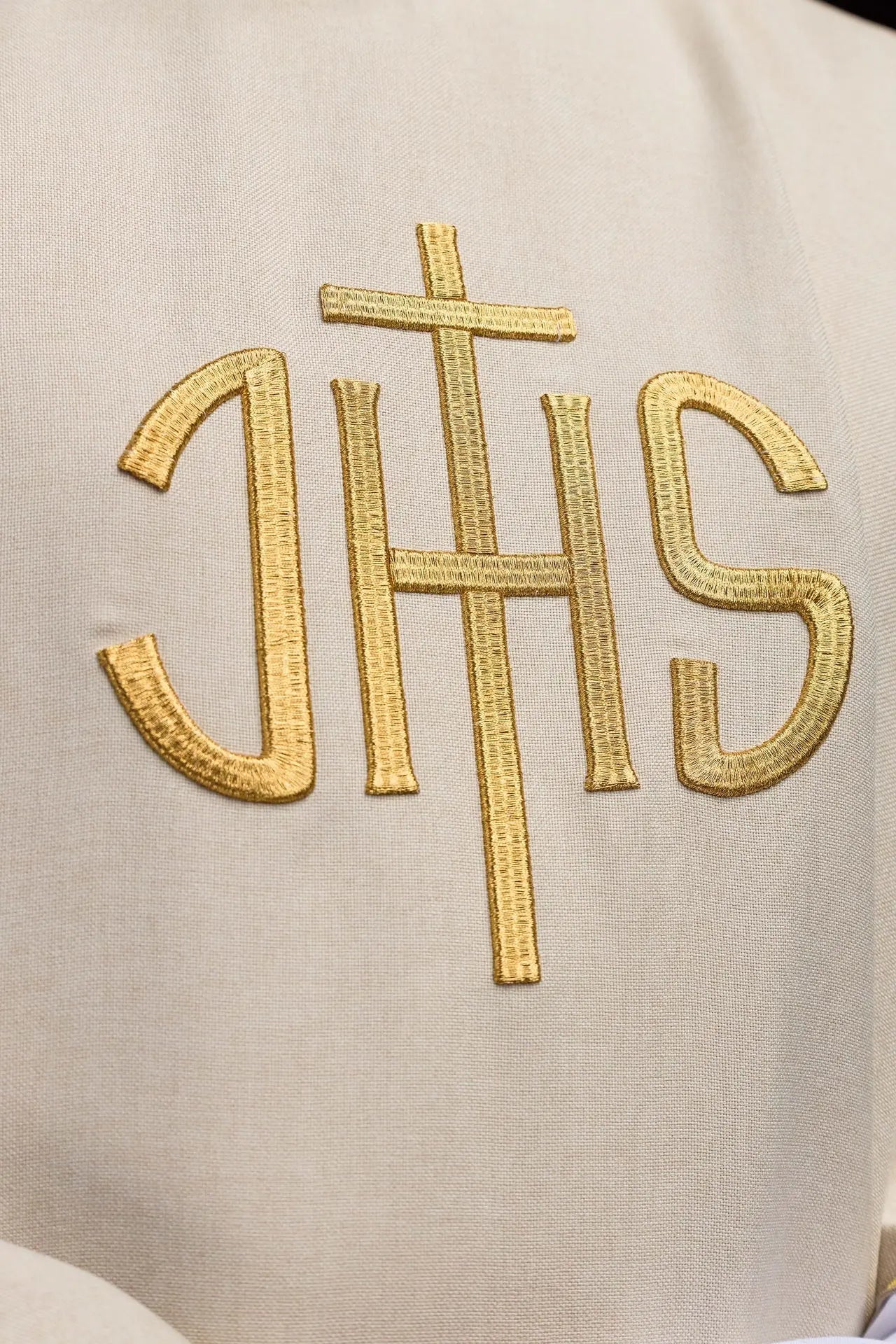 Casulla litúrgica ecru con bordado dorado IHS