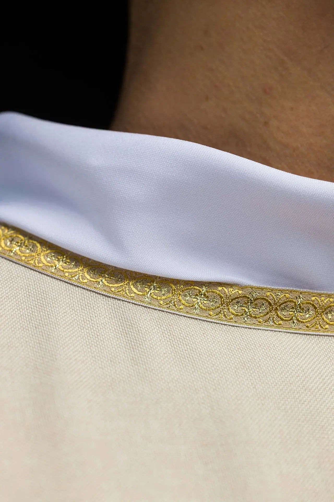 Casulla litúrgica ecru con bordado dorado IHS