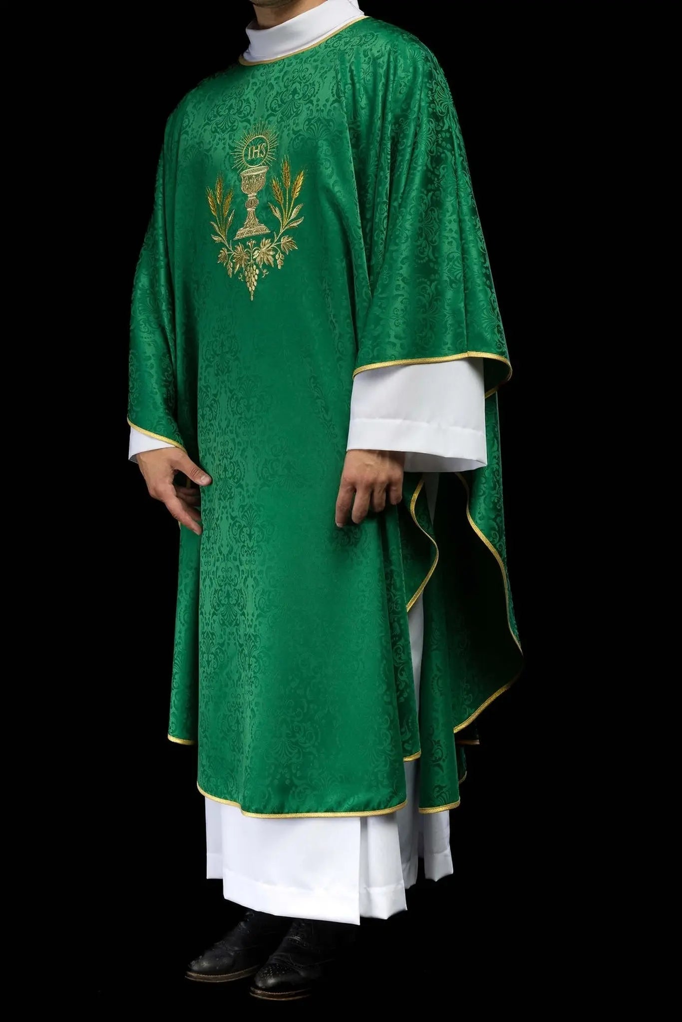Casulla litúrgica verde con bordado de cáliz y hostia