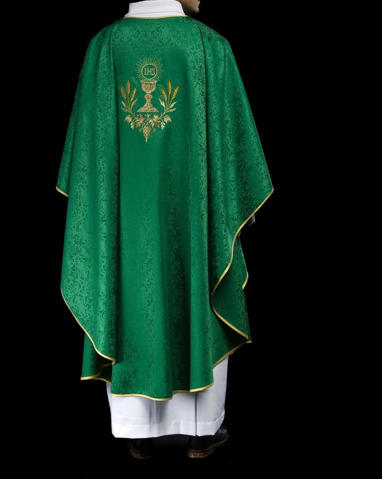 Casulla litúrgica verde con bordado de cáliz y hostia