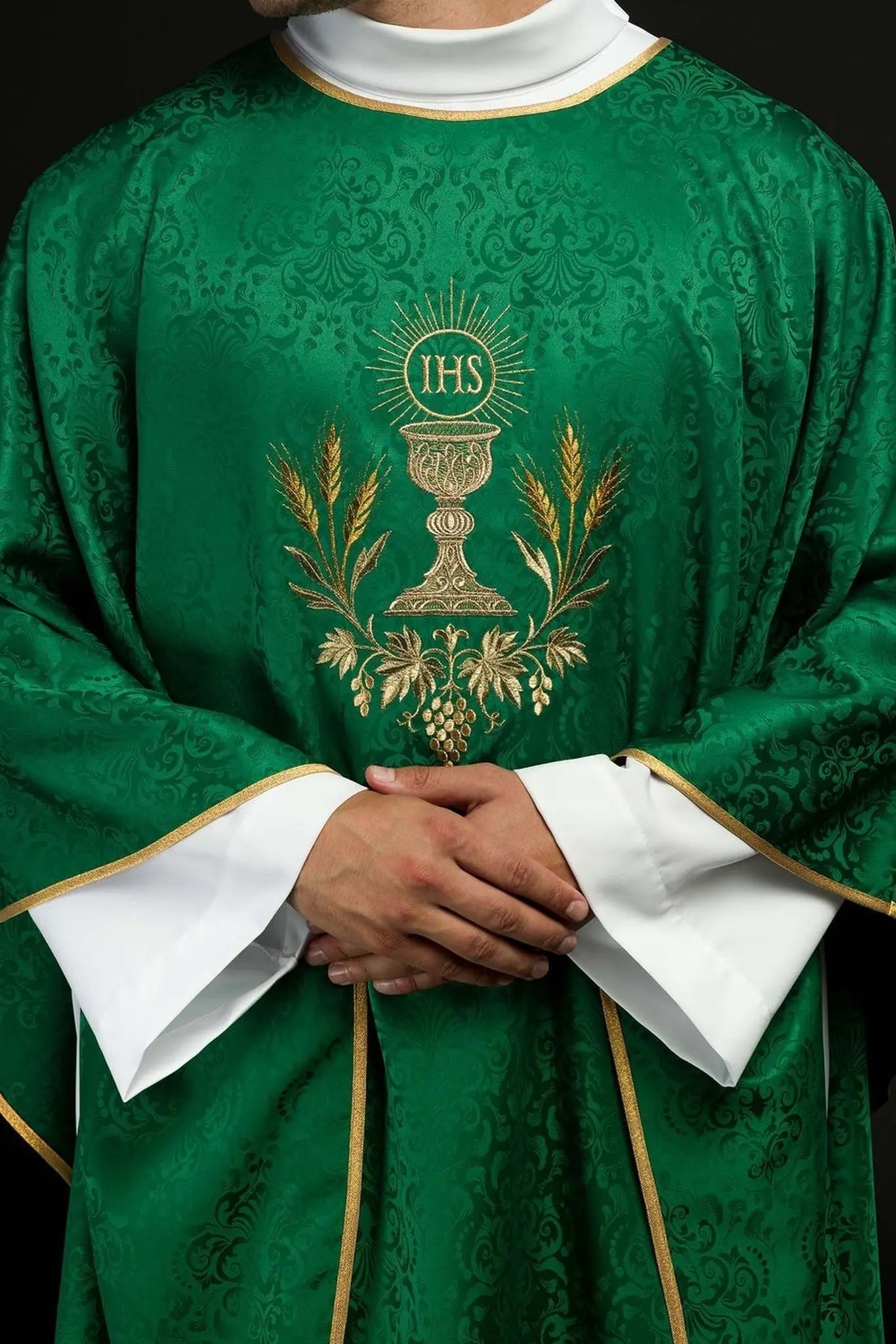 Casulla litúrgica verde con bordado de cáliz y hostia