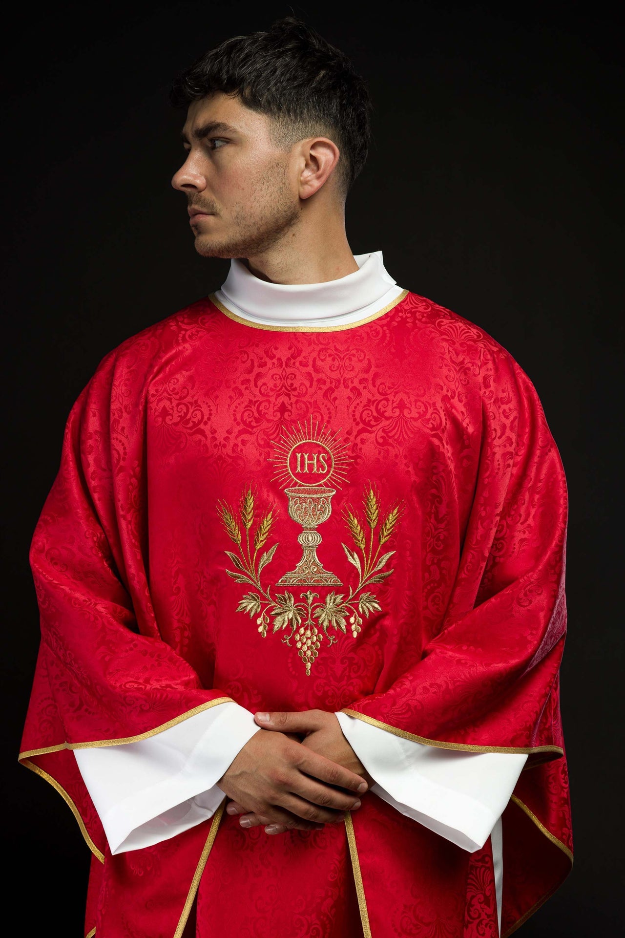 Ornat liturgiczny czerwony z haftem kielicha i hostii na tkaninie żakardowej - ORNATY.PL