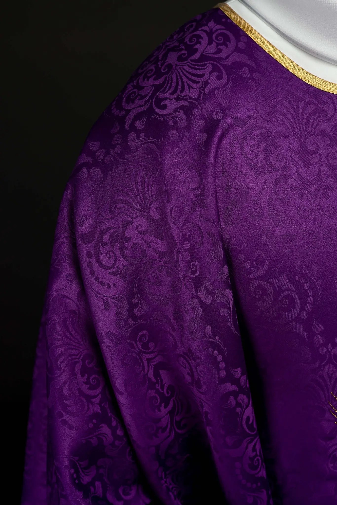 Casulla litúrgica púrpura con bordado de cáliz y hostia en tela jacquard