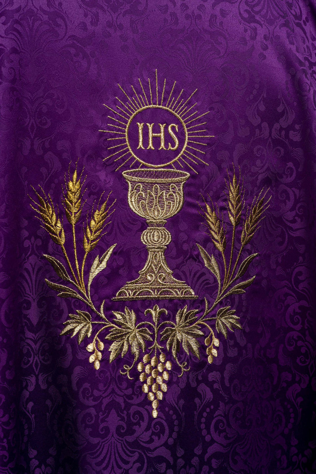 Ornat liturgiczny fioletowy z haftem kielicha i hostii na tkaninie żakardowej - ORNATY.PL