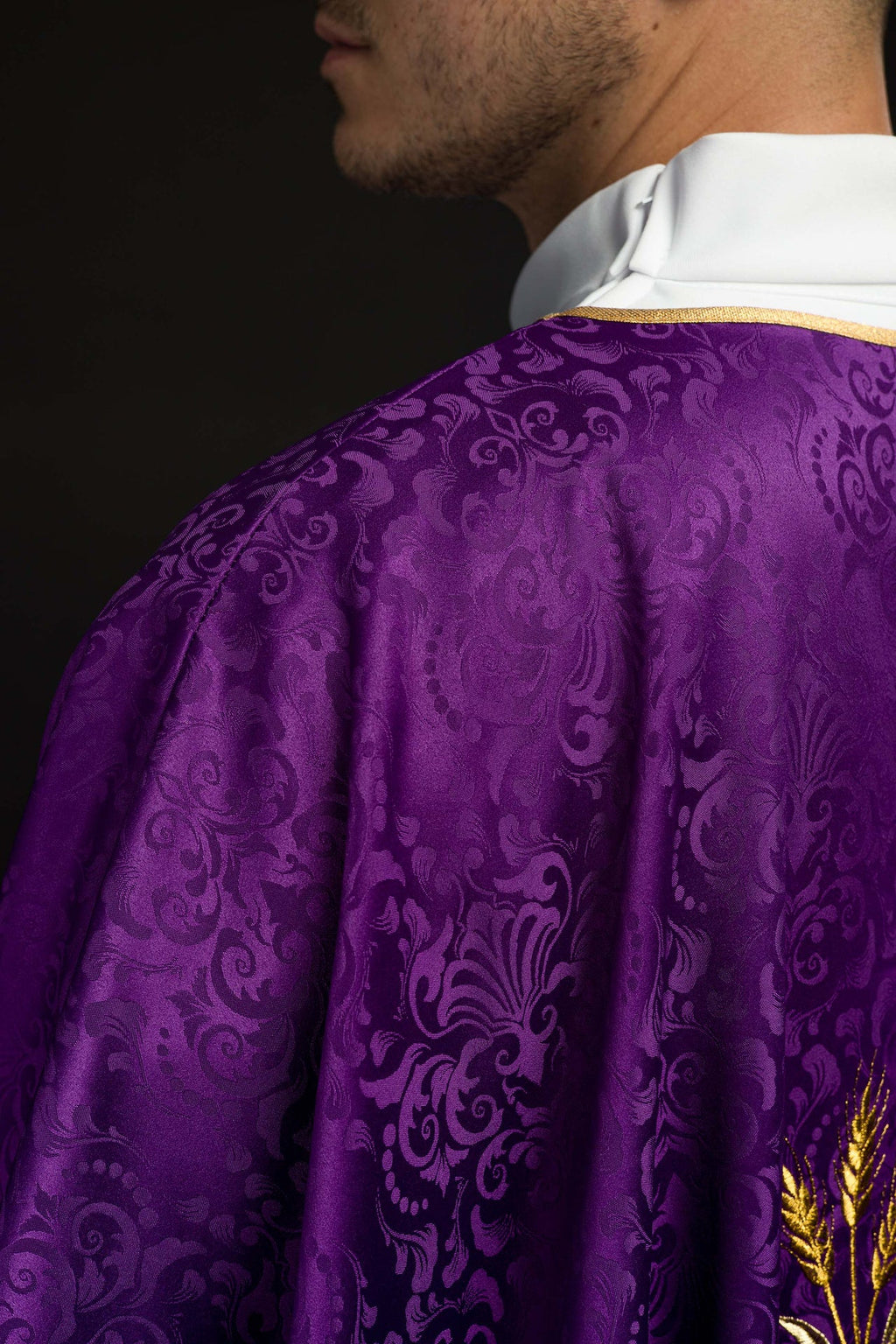 Ornat liturgiczny fioletowy z haftem kielicha i hostii na tkaninie żakardowej - ORNATY.PL