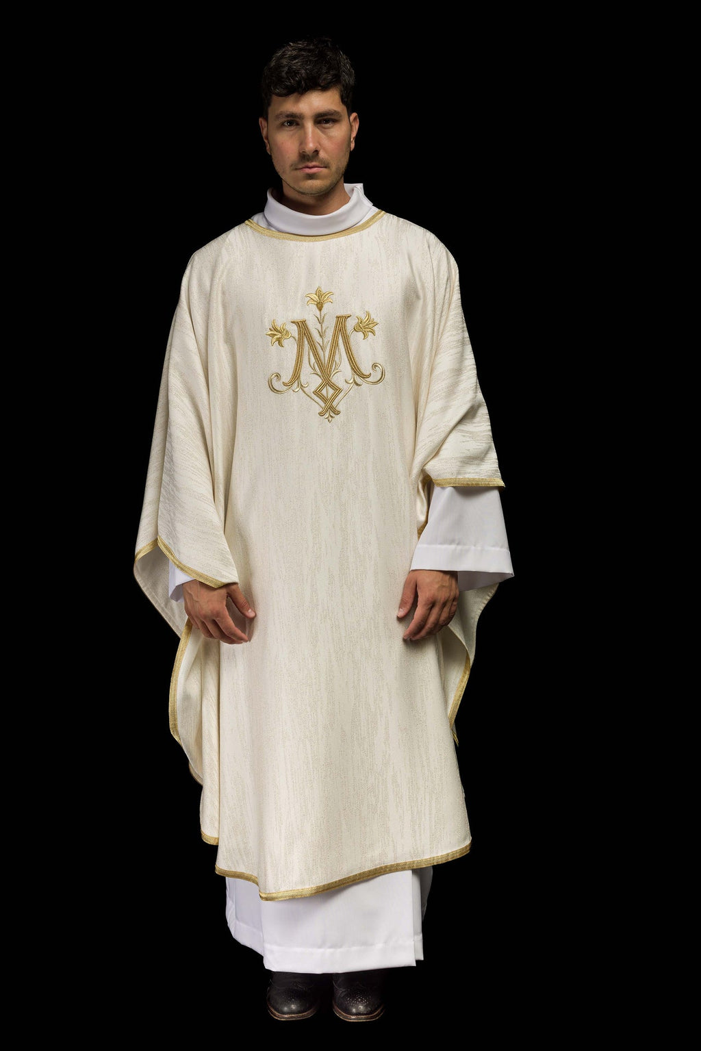 Ecru ornat z haftowanym motywem maryjnym na ozdobnej tkaninie - ORNATY.PL