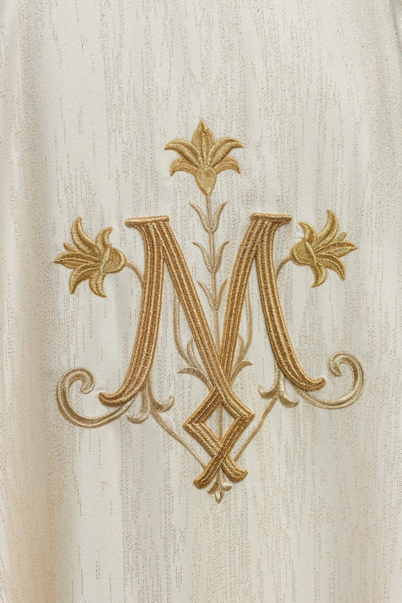 Ecru ornat z haftowanym motywem maryjnym na ozdobnej tkaninie - ORNATY.PL