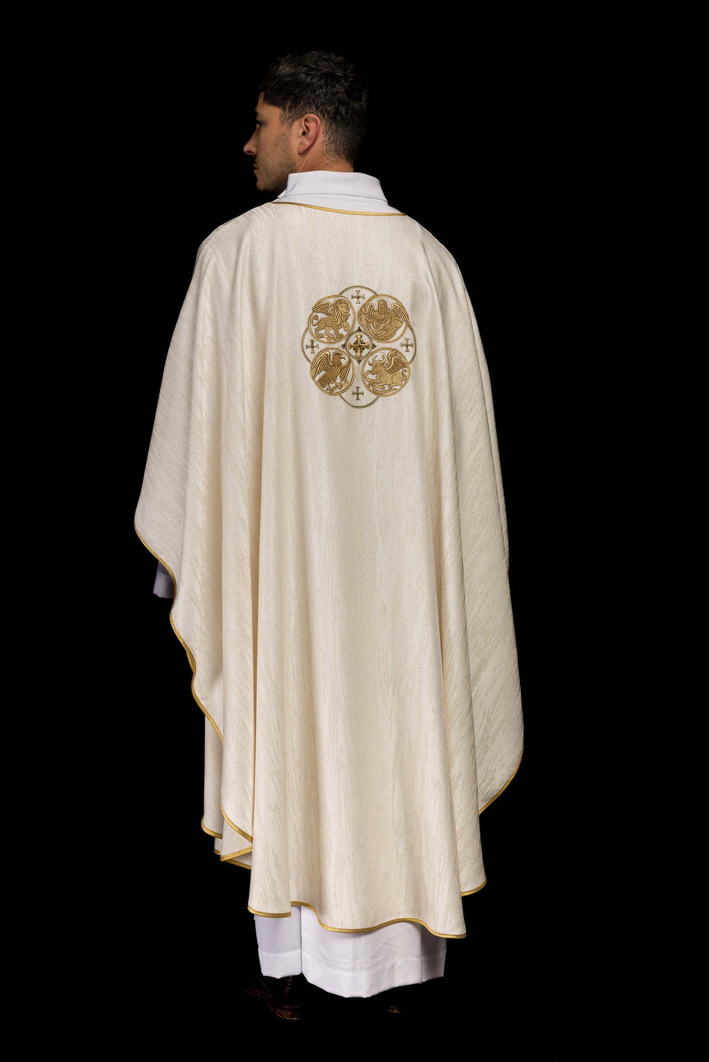 Ecru ornat z haftem 4 Ewangelistów na ozdobnej tkaninie - ORNATY.PL