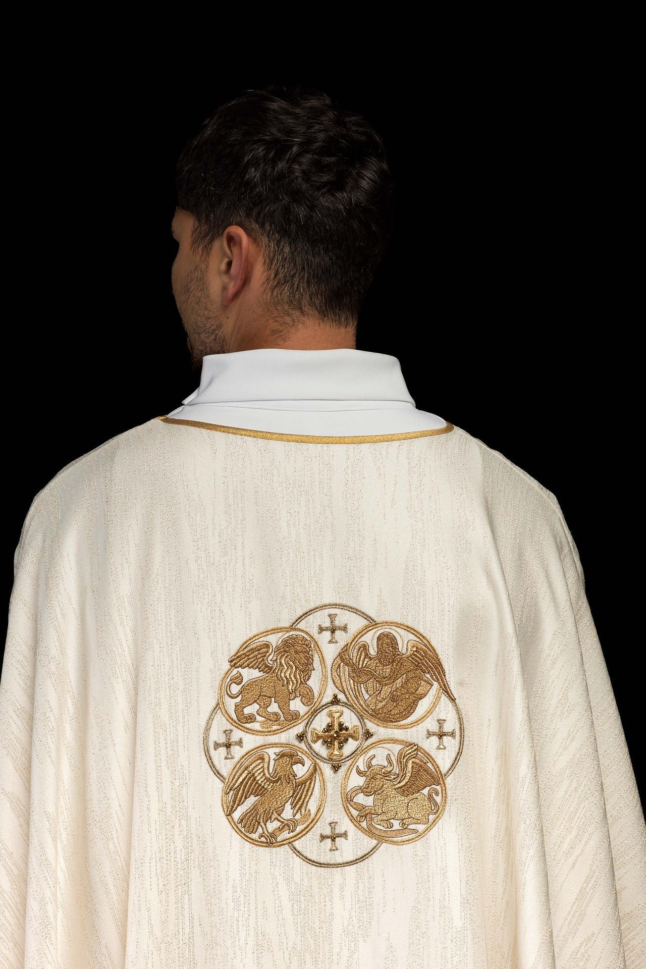 Ecru ornat z haftem 4 Ewangelistów na ozdobnej tkaninie - ORNATY.PL