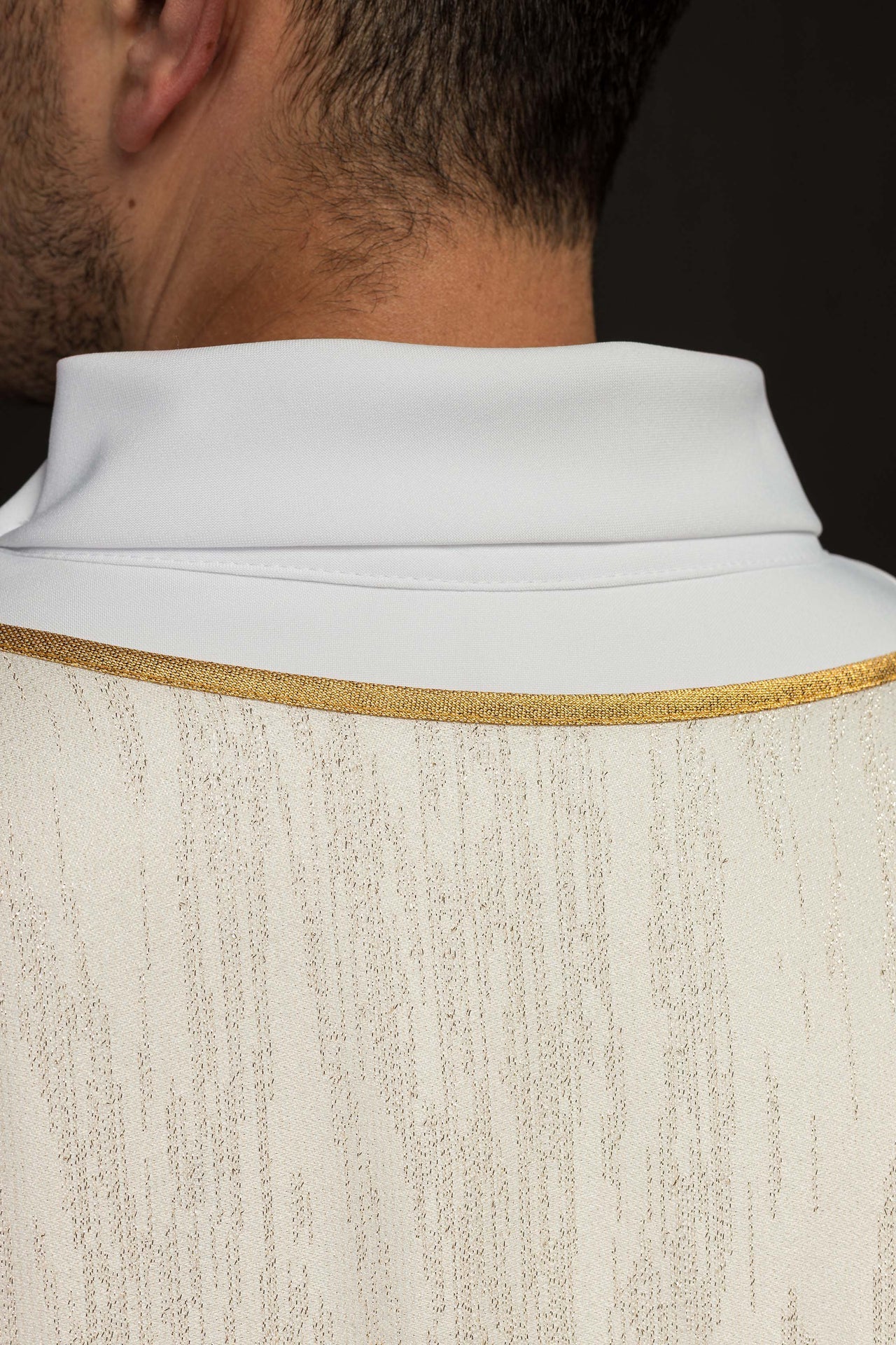 Ecru ornat z haftem 4 Ewangelistów na ozdobnej tkaninie - ORNATY.PL