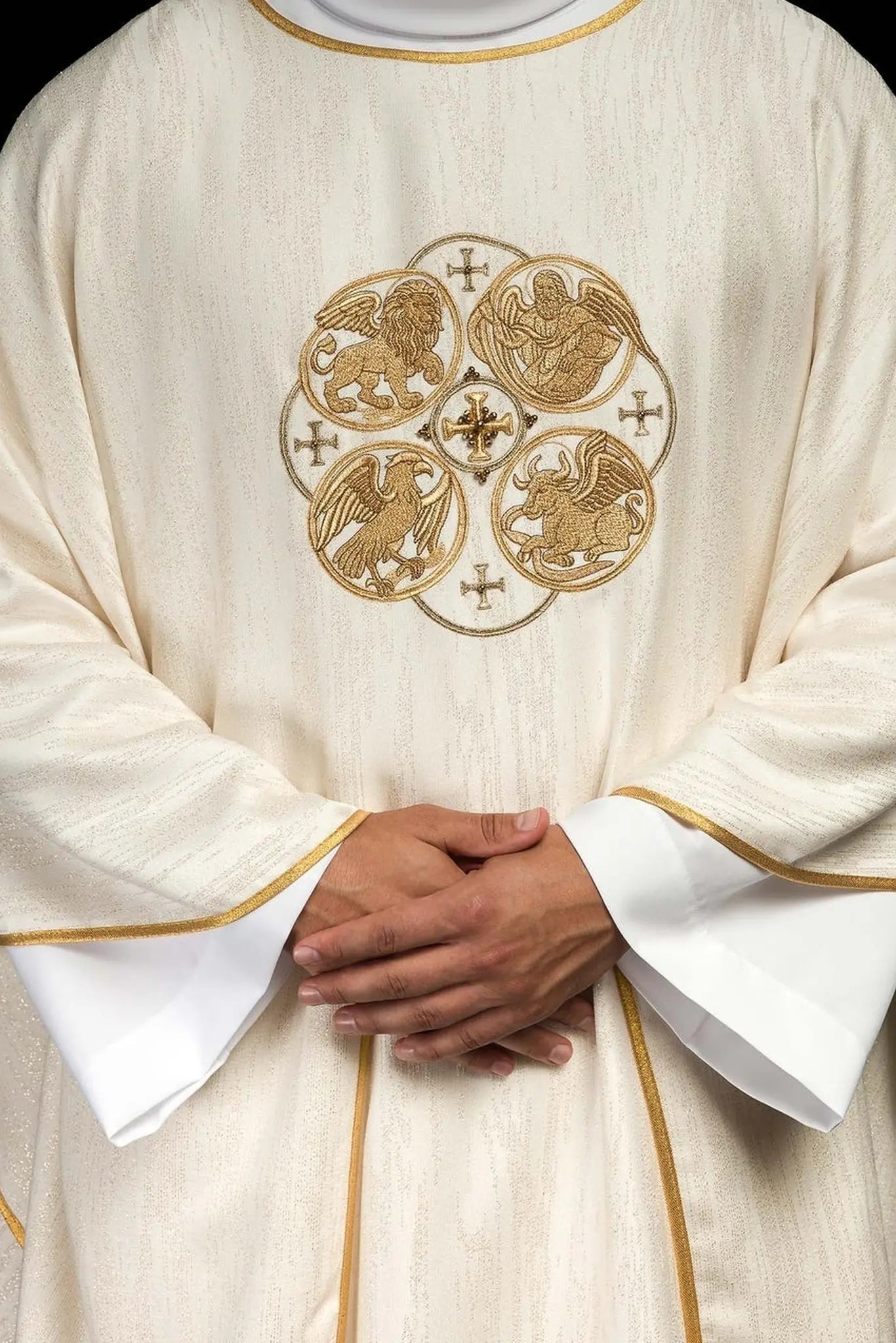 Casulla ecru con bordado de los Cuatro Evangelistas en tela decorativa