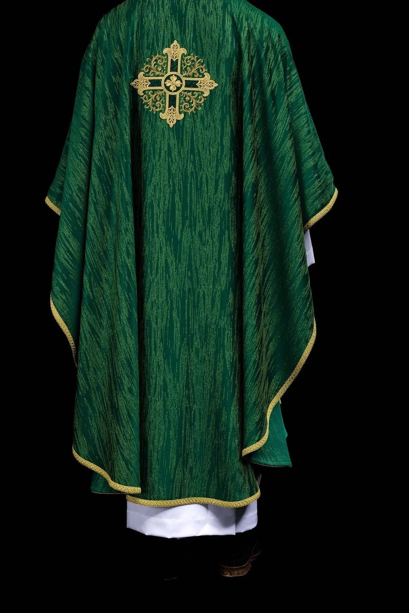 Casulla verde con motivo de cruz bordada en tela decorativa