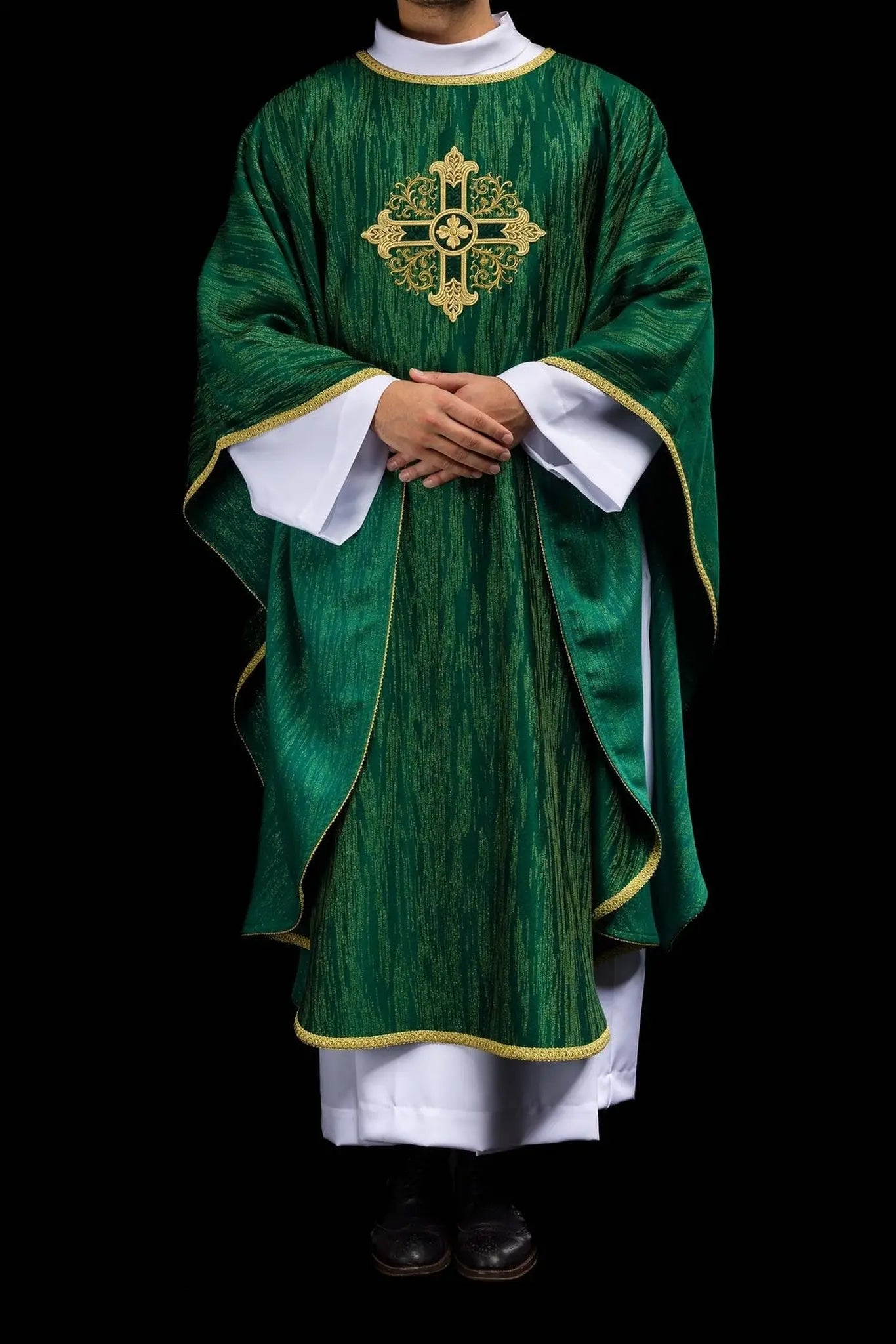 Casulla verde con motivo de cruz bordada en tela decorativa