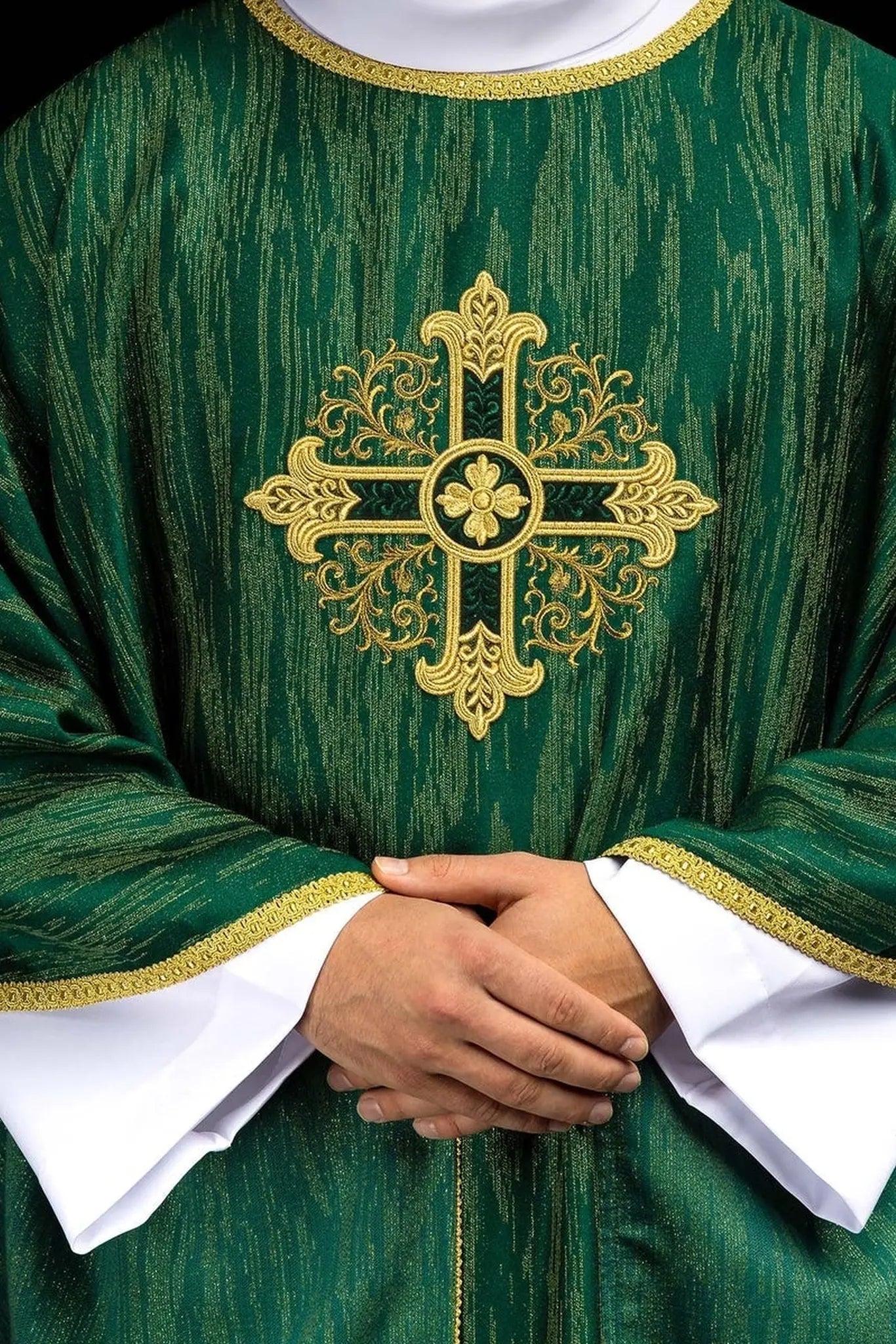 Casulla verde con motivo de cruz bordada en tela decorativa