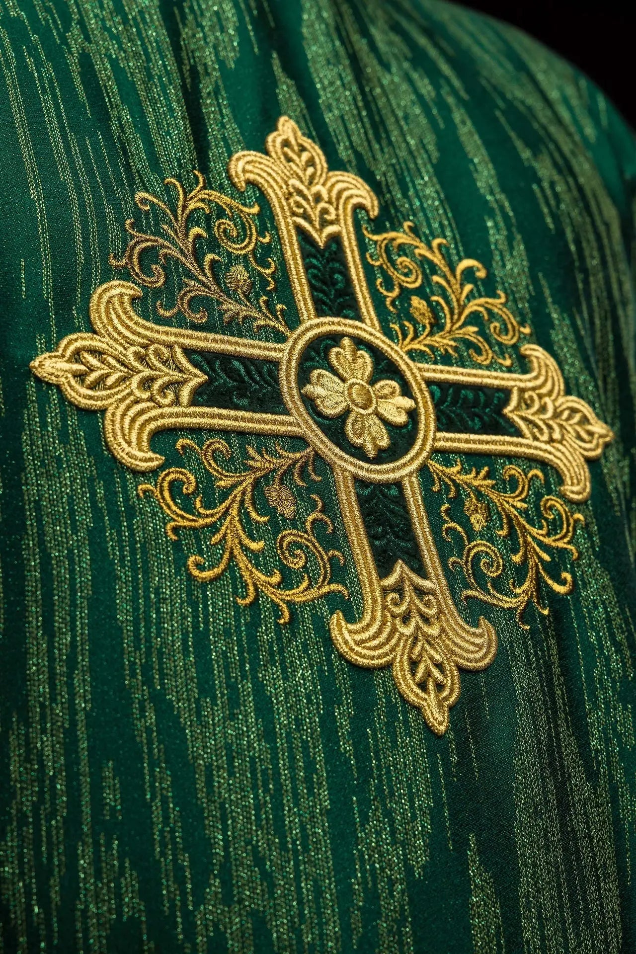 Casulla verde con motivo de cruz bordada en tela decorativa