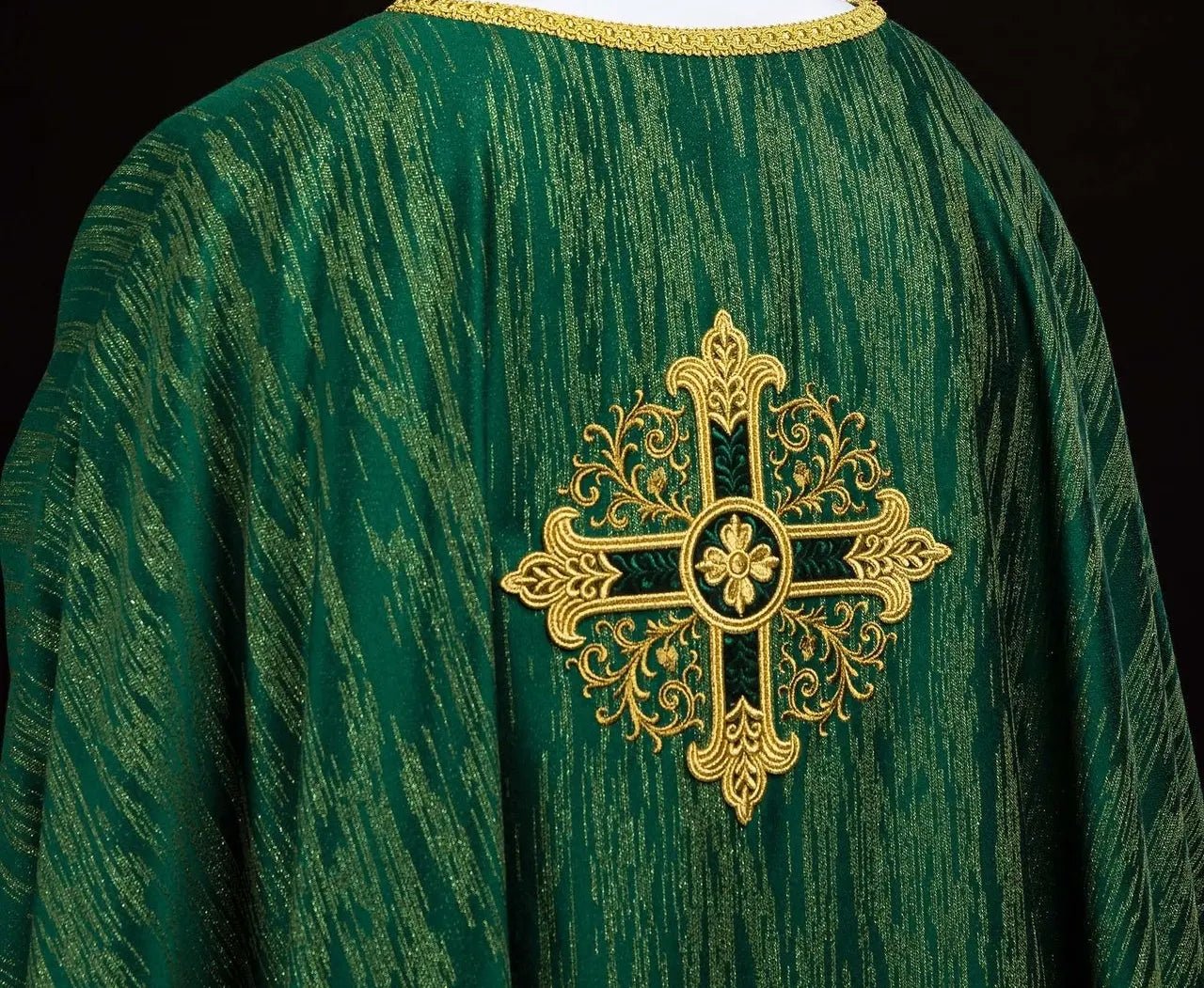 Casulla verde con motivo de cruz bordada en tela decorativa