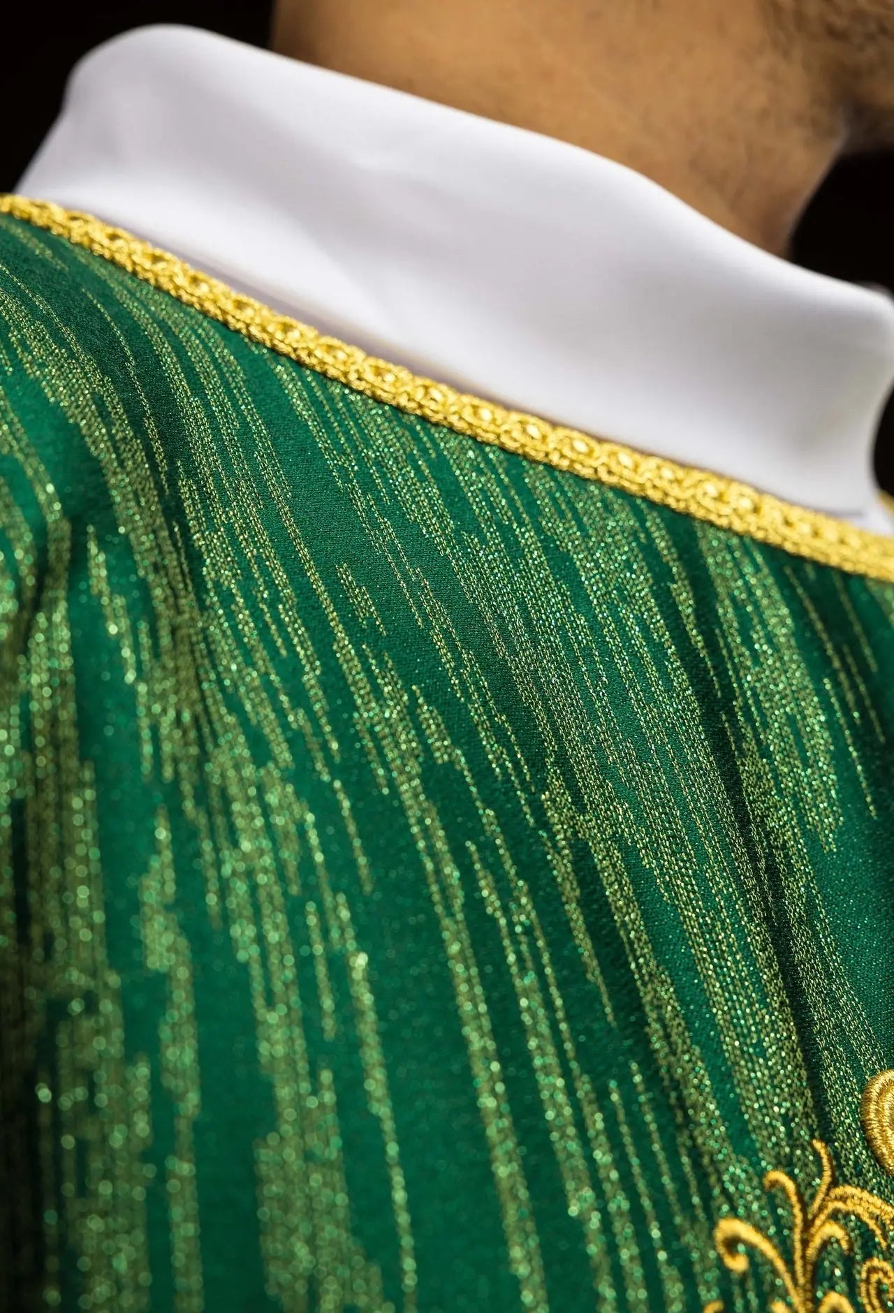 Casulla verde con motivo de cruz bordada en tela decorativa