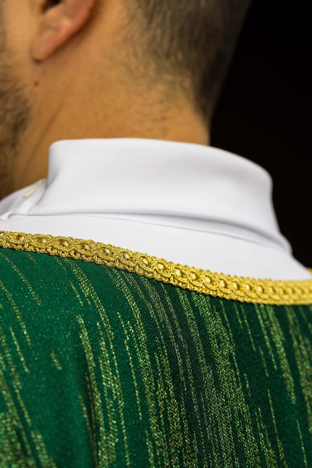 Ornamento verde con motivo de cruz bordado en tela decorativa