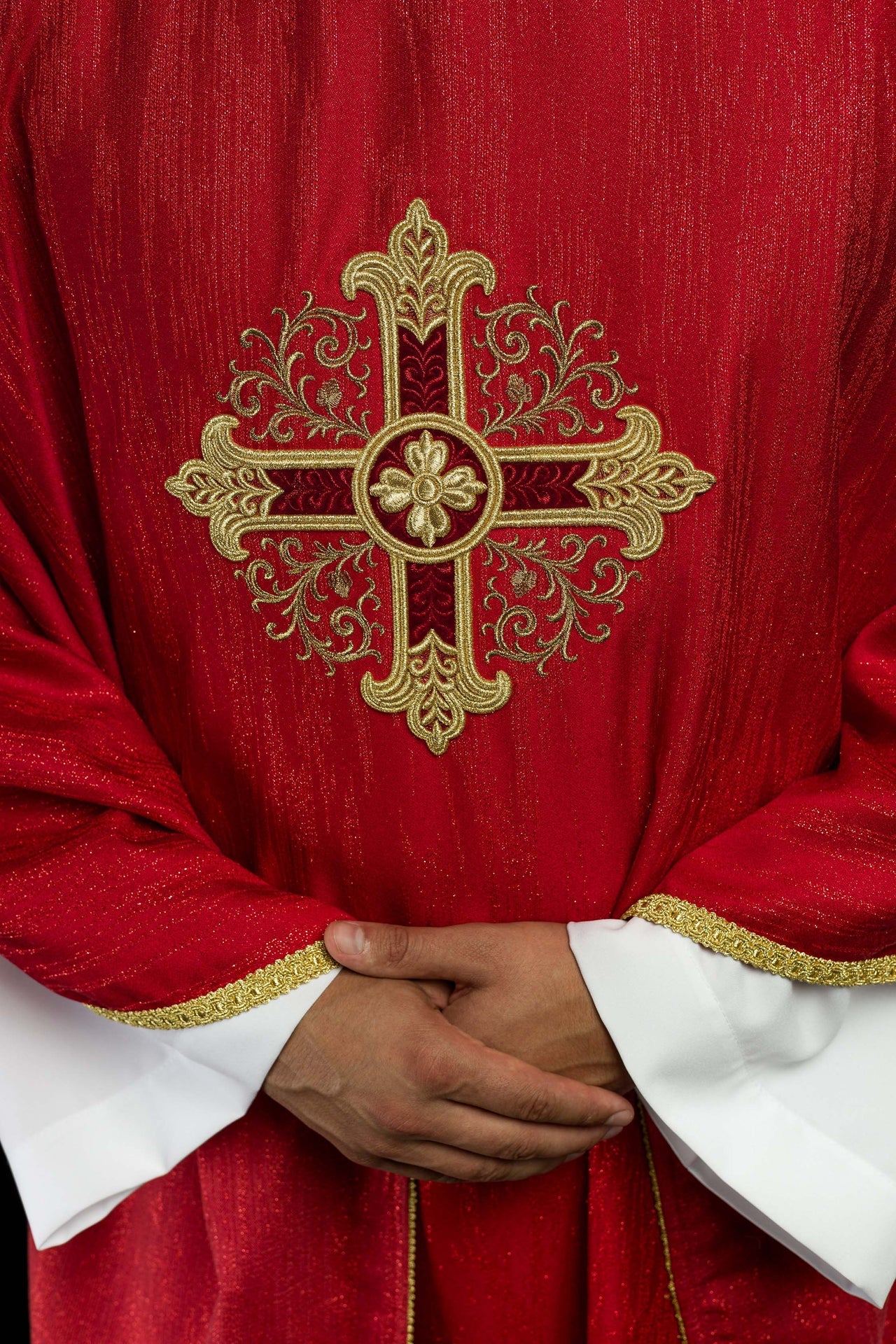 Czerwony ornat z haftowanym motywem krzyża na ozdobnej tkaninie - ORNATY.PL