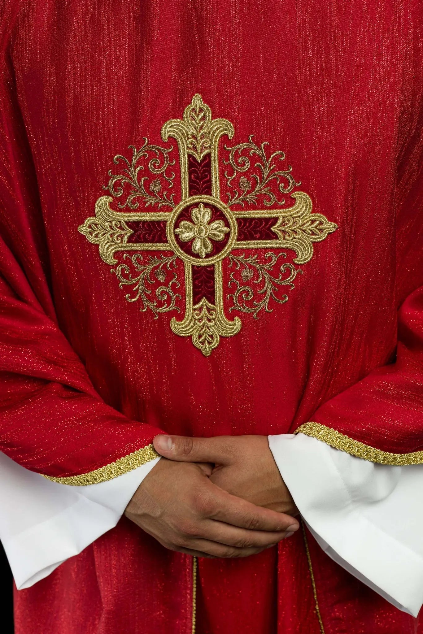Casulla roja con motivo de cruz bordada en tela decorativa