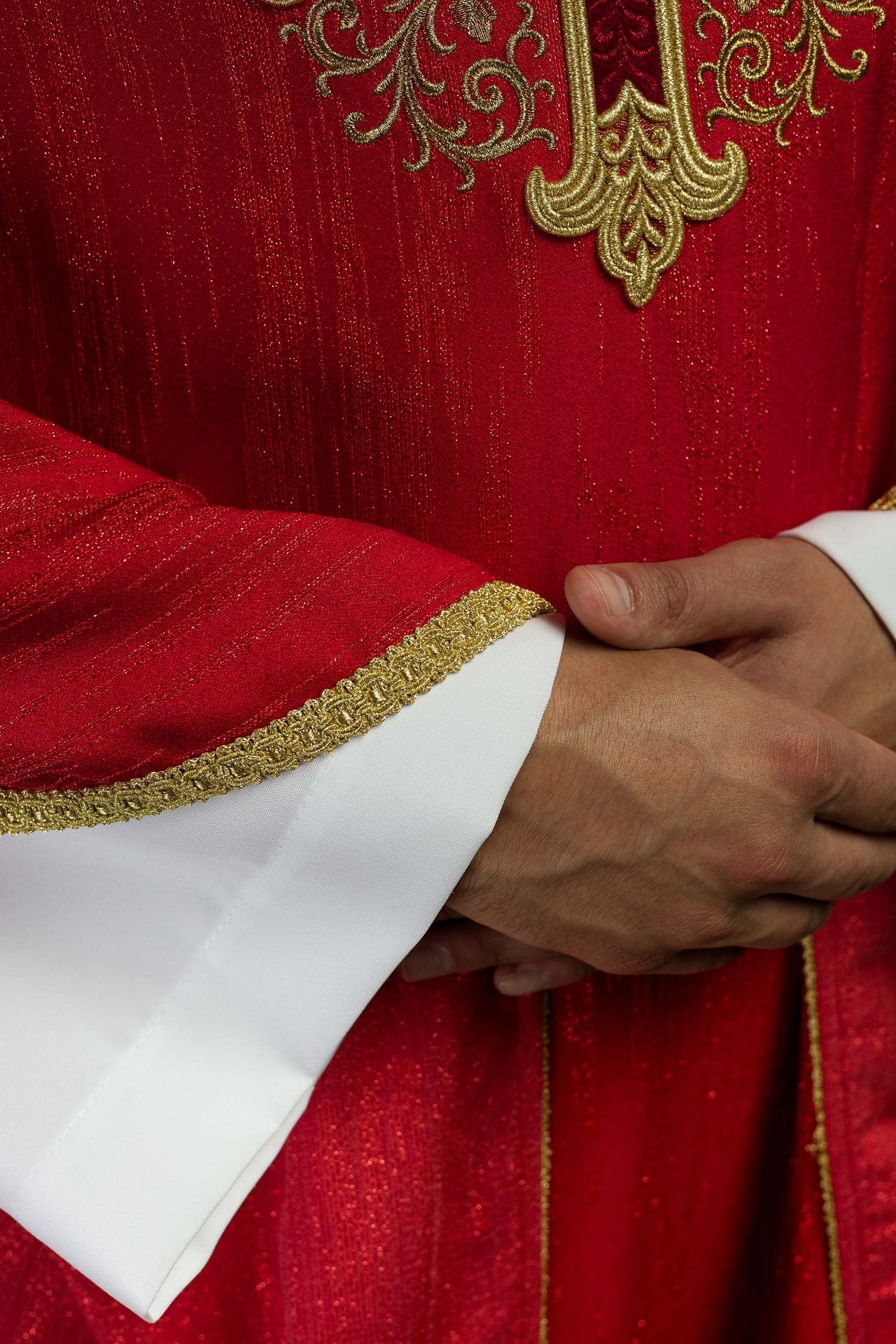 Czerwony ornat z haftowanym motywem krzyża na ozdobnej tkaninie - ORNATY.PL