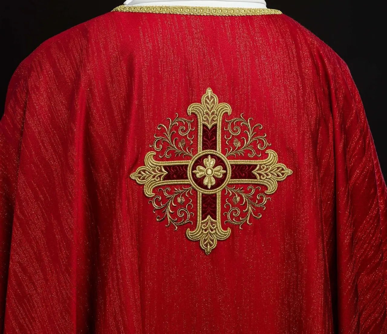 Casulla roja con motivo de cruz bordada en tela decorativa