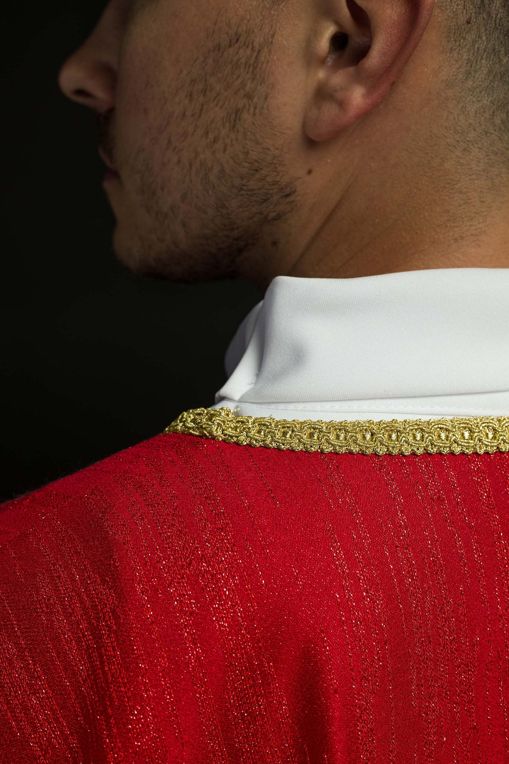 Czerwony ornat z haftowanym motywem krzyża na ozdobnej tkaninie - ORNATY.PL