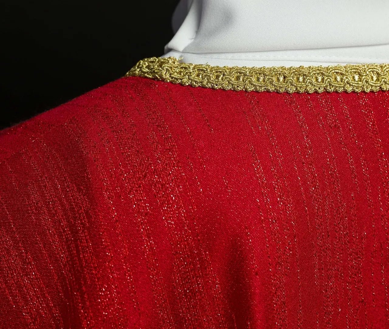Casulla roja con motivo de cruz bordada en tela decorativa