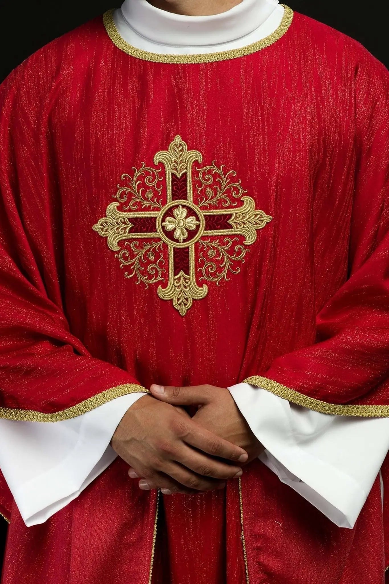 Casulla roja con motivo de cruz bordada en tela decorativa